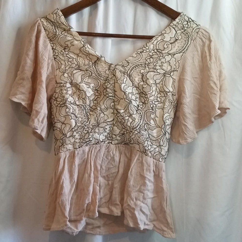 gimmicks BKE Cream Lace Peplum K-pop Shirt XS Flowy Fairy Boho Tie Back Baddie